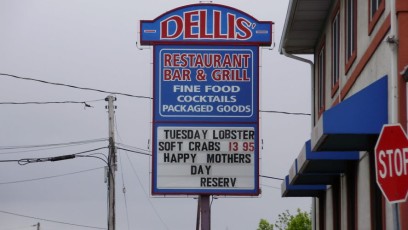Dellis Restaurant pylon sign