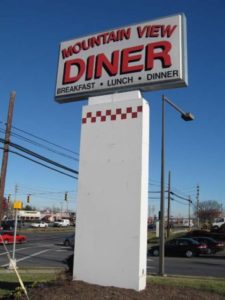 Mountain Diner pylon sign